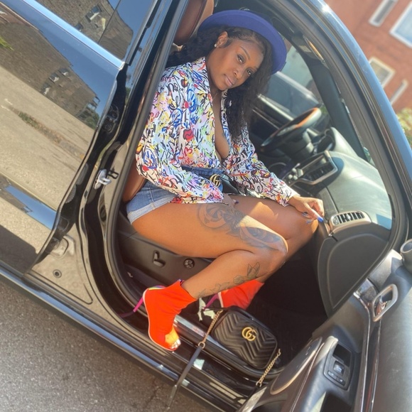 Meet your Posher, Nicole - Picture 1 of 1